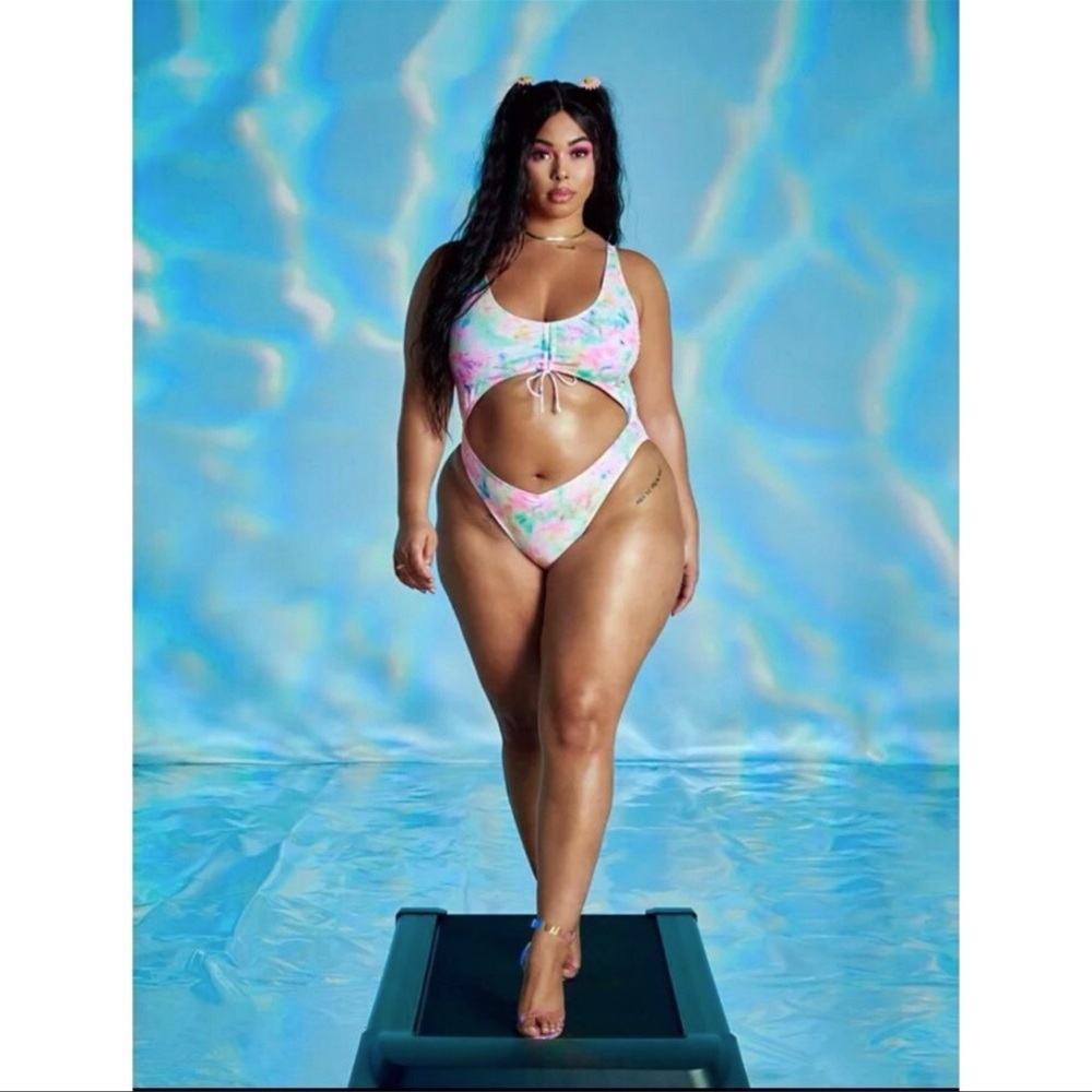 Tabria Majors One Piece Fashion to Figure Tie Dye Swimsuit Size 3 - Picture 3 of 3